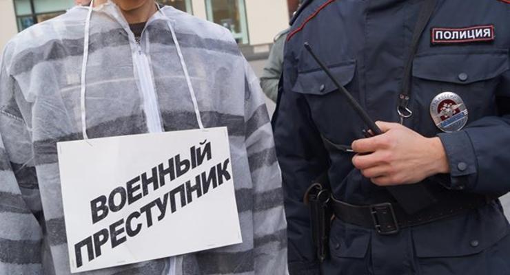 Московская полиция задержала "Путина" в тюремной робе (видео)