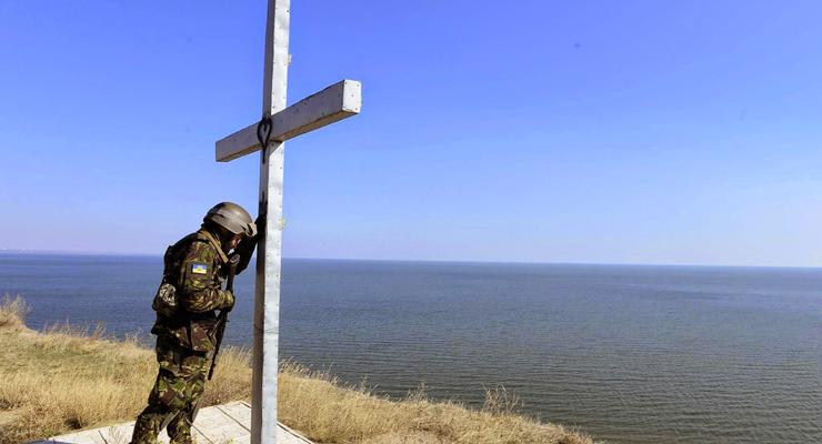 Фото недели: молитва солдата, удар Усика, глаз Шуфрича и руины аэропорта