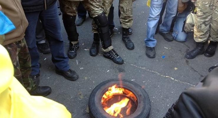 Под домом Порошенко активисты зажгли шины (фото)