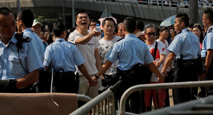 Полиция разобрала баррикады протестующих в Гонконге
