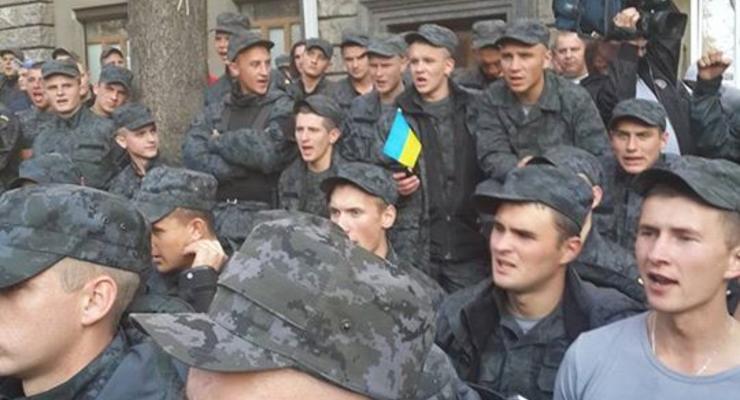В Киеве протестуют срочники Нацгвардии (видео)