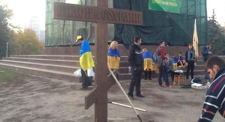 В Харькове перед постаментом памятника Ленину установили крест