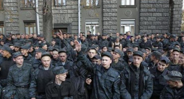 Митингующие солдаты небольшими группами начали покидать Банковую