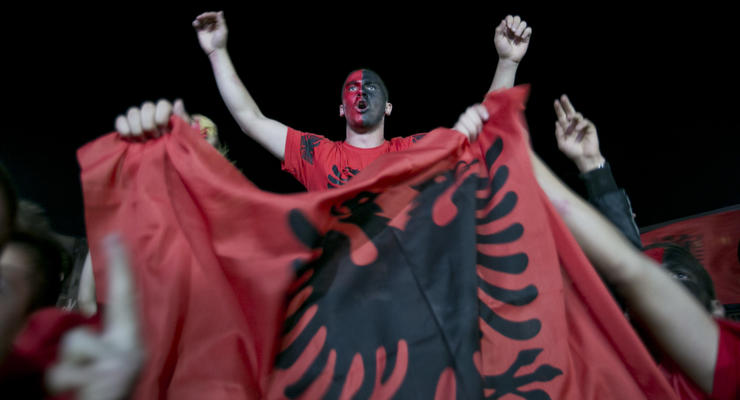 Срыв футбольного матча в Белграде привел к жестоким столкновениям в Косово
