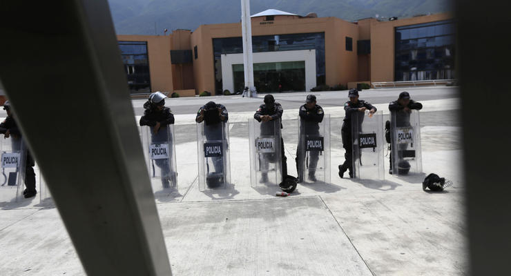 В Мексике арестованы мэр и две дюжины продажных полицейских