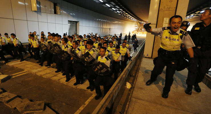 Протесты в Гонконге: полиция избила закованного в наручники демонстранта