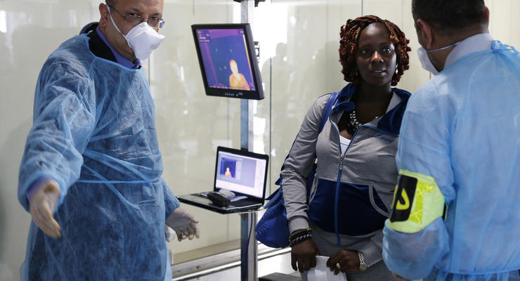 В аэропортах Франции будут проверять пассажиров на вирус Эбола