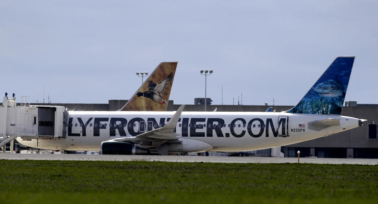 Авиакомпания в США ищет пассажиров рейса, которым летела больная Эболой