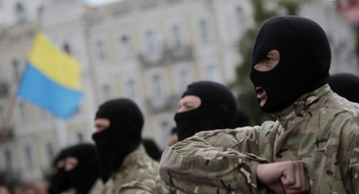 Мужчины в форме «Азова» открыли стрельбу в центре Киева - СМИ