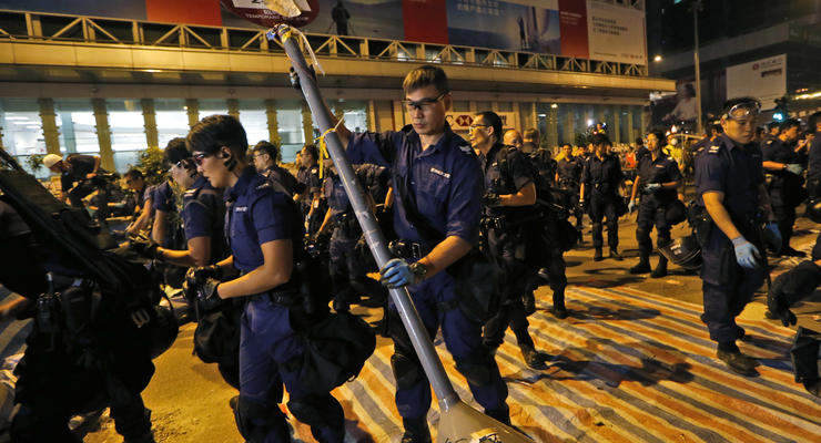 Полиция Гонконга разбирает новые баррикады в центре