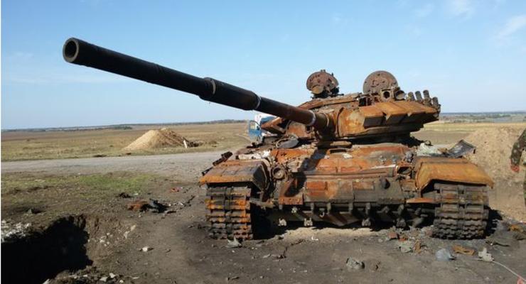 Места боев на Донбассе: останки солдат под открытым небом и сгоревшие танки (фото)