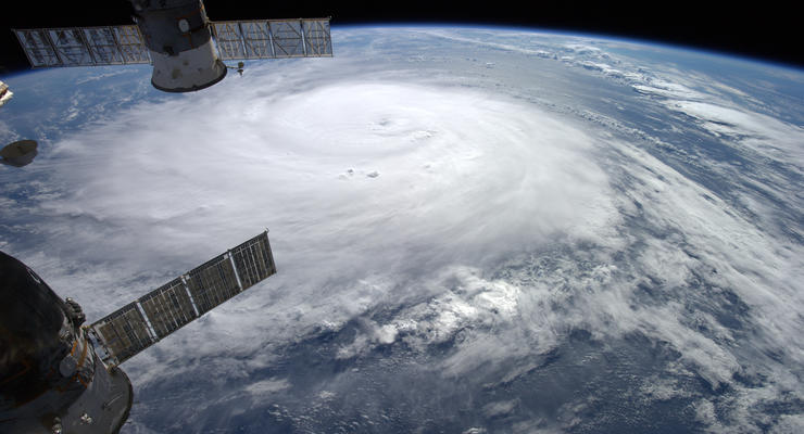 На Бермудские острова обрушился ураган Гонсало