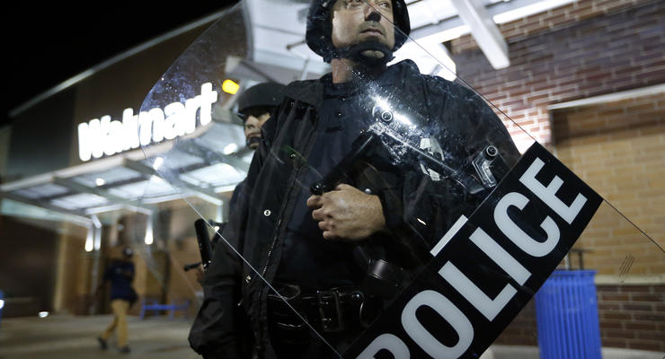 Новые протесты в Фергюсоне: полицейский рассказал, почему убил темнокожего