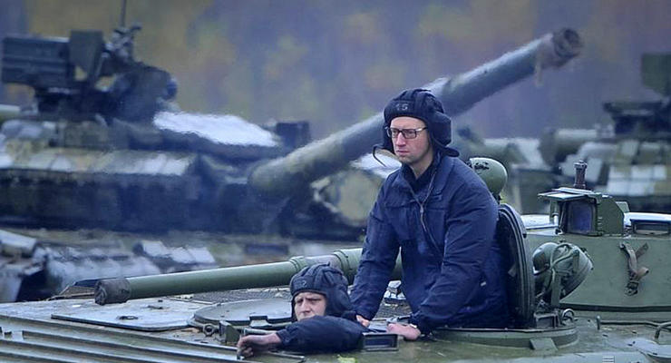День в фото: Яценюк-танкист, Бес на свадьбе и солдаты в плену боевиков