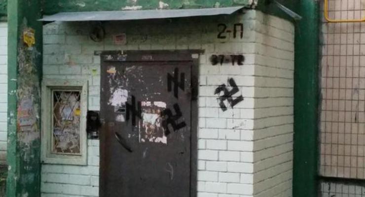 В Киеве вандалы разрисовывали дома символикой «Азова» - Геращенко