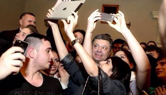 Петр Порошенко делал селфи вместе со студентами в Днепропетровске (фото)