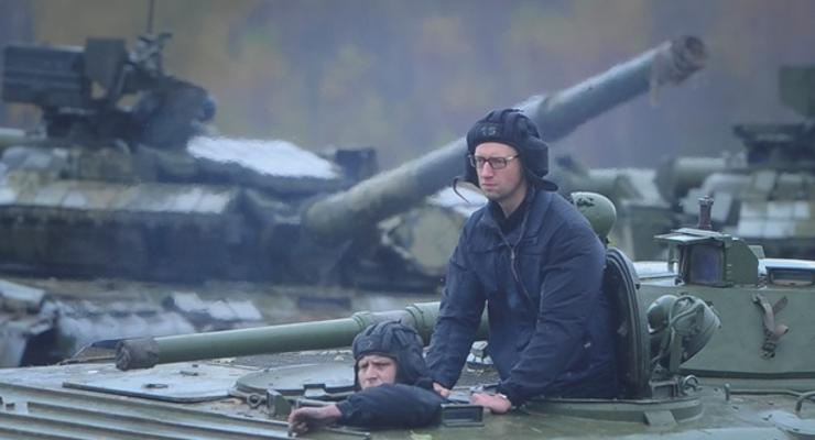 Яценюк прокатился на БМП на военном полигоне
