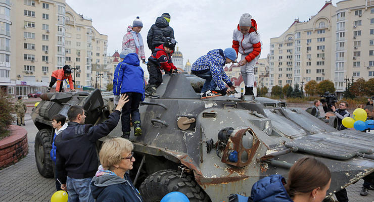 День в фото: Российская техника в Киеве и Порошенко на Южмаше