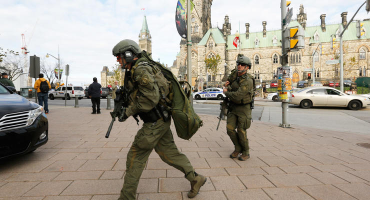 Полиция зачищает здание канадского парламента в поисках террористов
