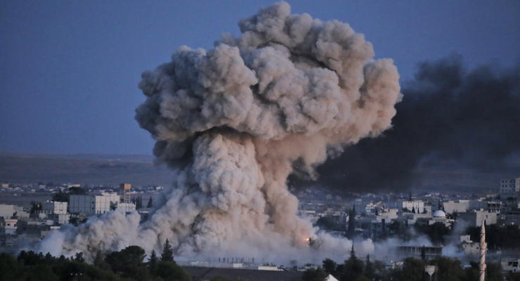 В Турции из биноклей наблюдают, как коалиция бомбит сирийский Кобани