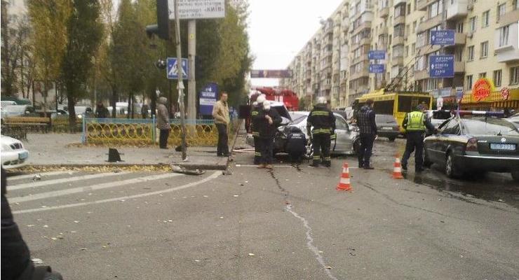 Масштабное ДТП в центре Киева: столкнулись пять авто и троллейбус