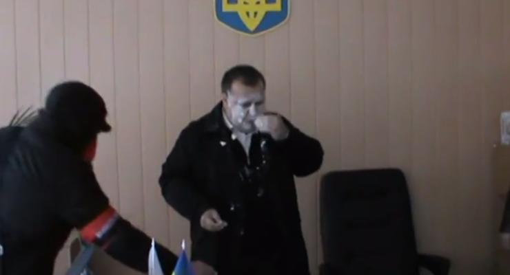 Активисты Правого Сектора накормили чиновника маргарином (видео)