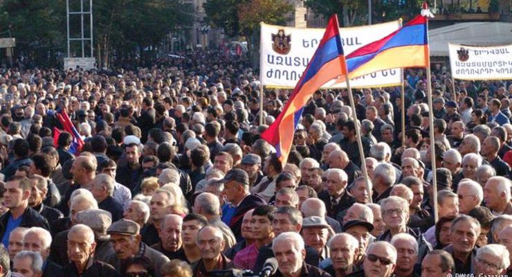В Ереване тысячи демонстрантов требуют смены государственной власти
