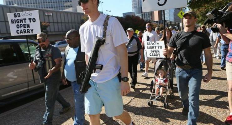 Более 40 вооруженных протестующих вышли на улицы американского Сент-Луиса