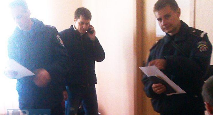 На участке в Киеве задержали "титушек" и члена комиссии, употребившего наркотики