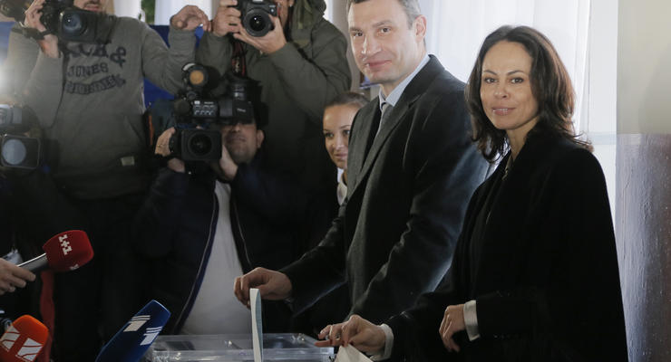 Парламентские выборы 2014: Виталий Кличко проголосовал с женой