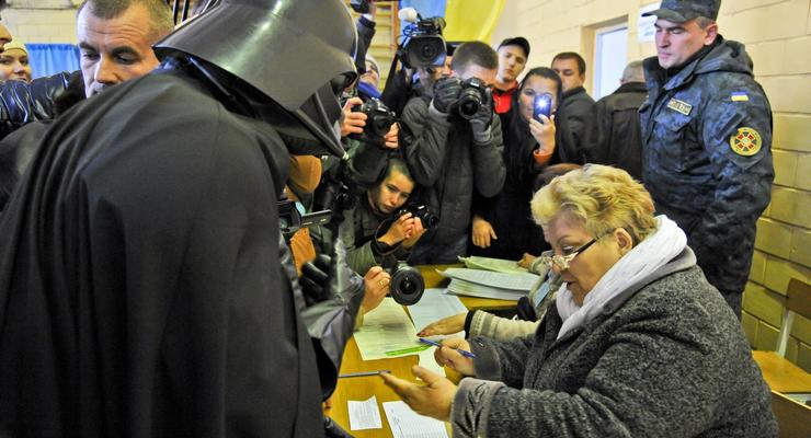 Выборы 2014: Дарт Вейдер поругался на избирательном участке (видео)
