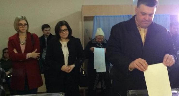 Парламентские выборы 2014: Олег Тягнибок проголосовал с семьей в Киеве