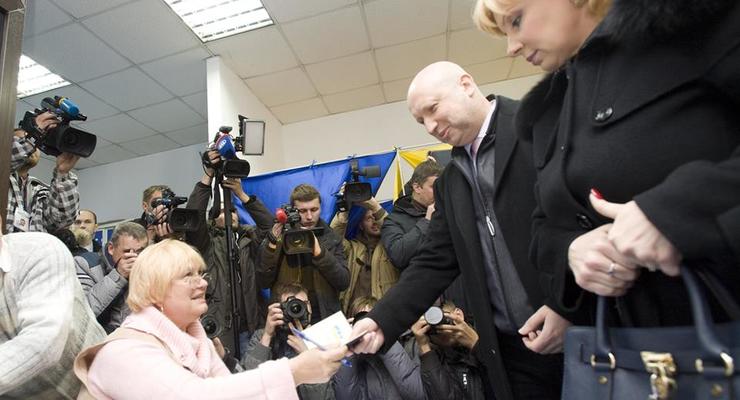 Выборы в Раду 2014: Александр Турчинов проголосовал с женой