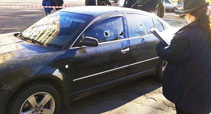В Кривом Роге возле избиркома из автомата обстреляли машину (фото)
