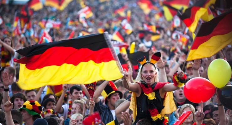 Немецкие футбольные фанаты выступили против исламистов