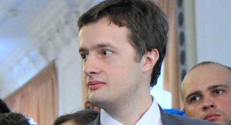 Сын Порошенко лидирует на выборах в своем округе