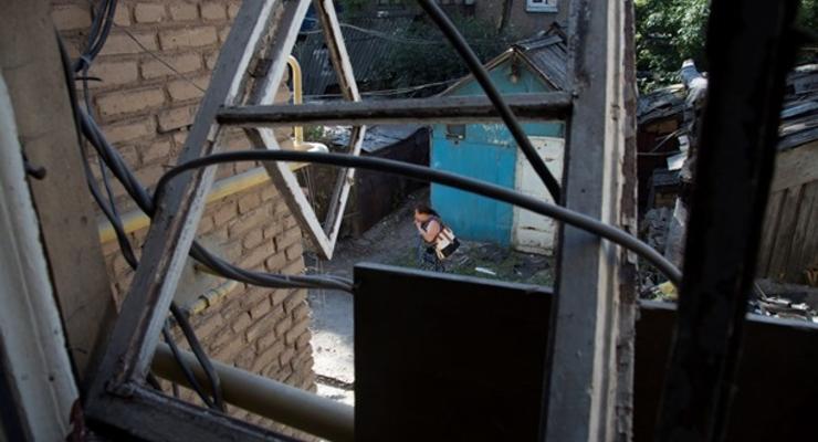 В результате обстрела поселка под Мариуполем ранена женщина