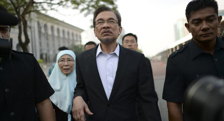 Лидер оппозиции Малайзии оспаривает обвинения в содомии