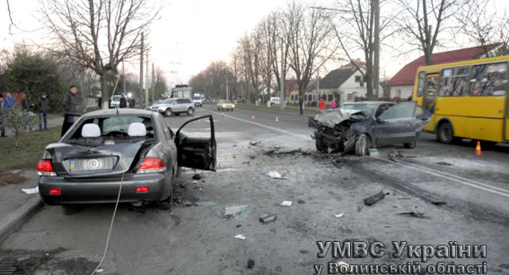 В Луцке столкнулись три автомобиля, два человека погибли