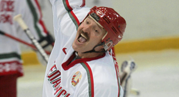 И на льду непобедим. Лукашенко сыграл в хоккей