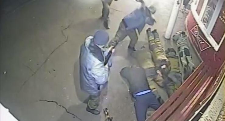 Боевики Оплота жестоко избили прикладами лежащих людей (видео)