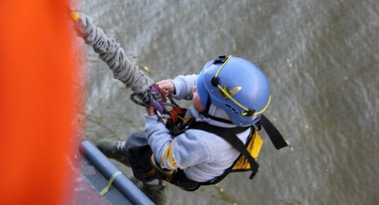 Пятилетний ребенок установил рекорд Украины, прыгнув с моста (видео)