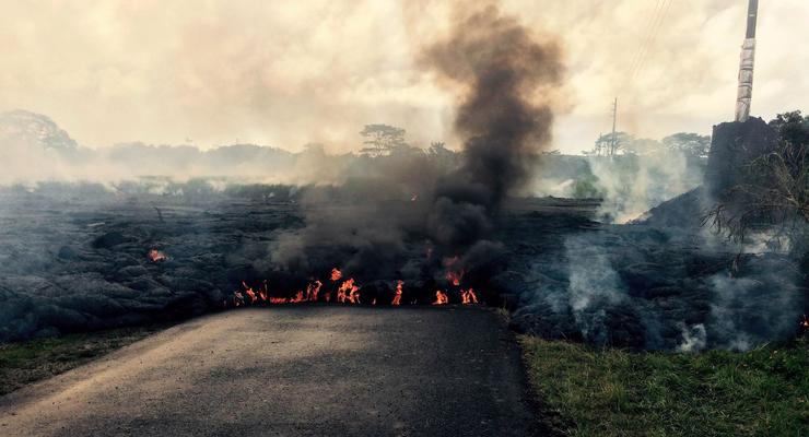 Извержение вулкана на Гавайях: 900-градусная лава несется к кладбищу