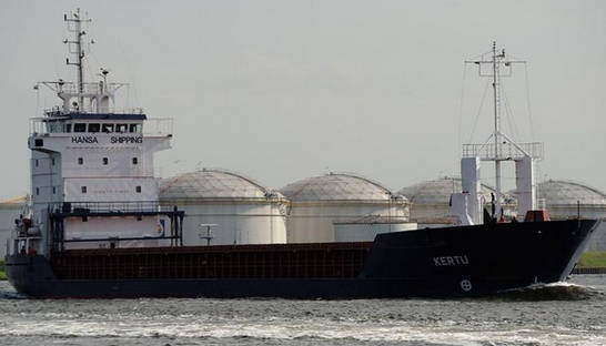 У берегов Швеции сел на мель эстонский танкер, в море вытекла нефть