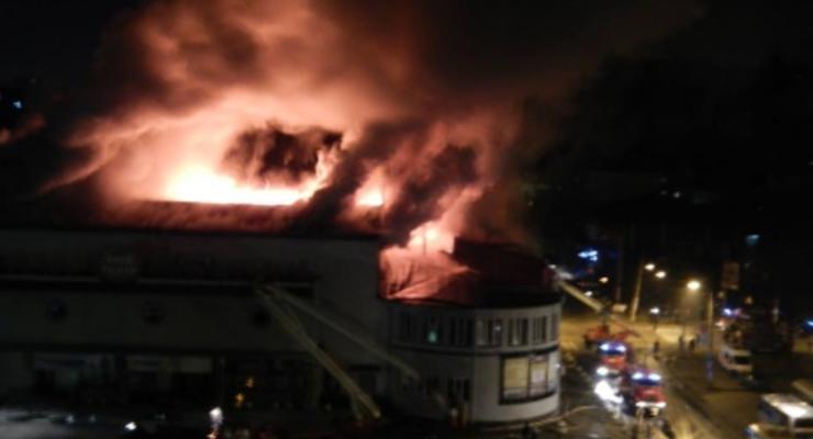 В Киеве горит кинотеатр Жовтень (фото)