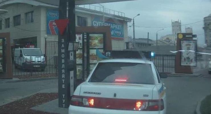 В Харькове машина ГАИ заехала на McDonald's с включенной мигалкой
