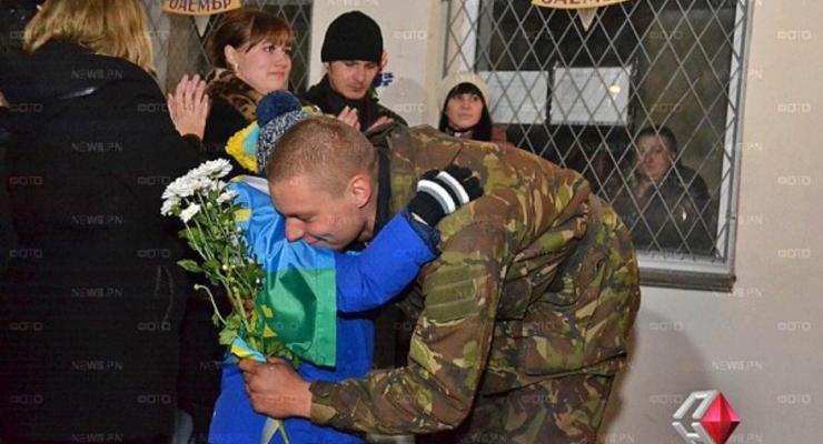 Жители Николаева обнимали десантников, защищавших донецкий аэропорт (фото)