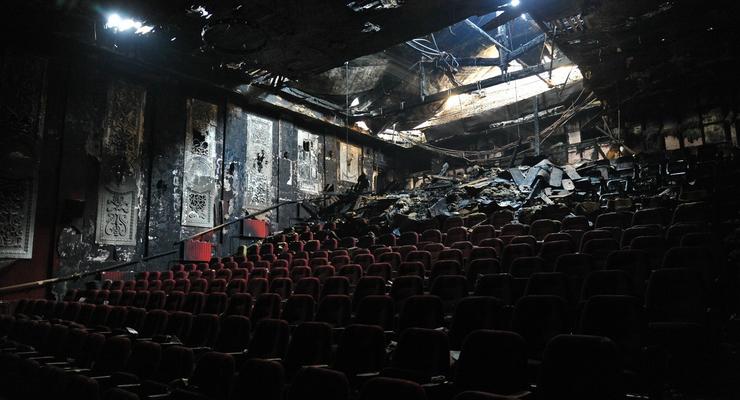 В сгоревшем кинотеатре Жовтень разрушена крыша, видно небо (фото)