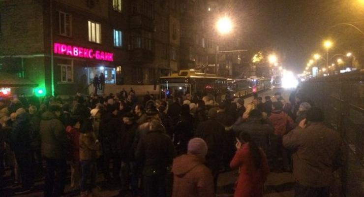 Жители Киева из-за отсутствия отопления заблокировали улицу (фото)