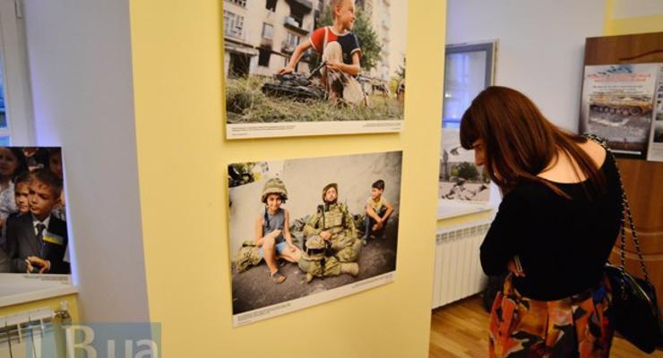 В Киеве открылась выставка Донбасс: война и мир